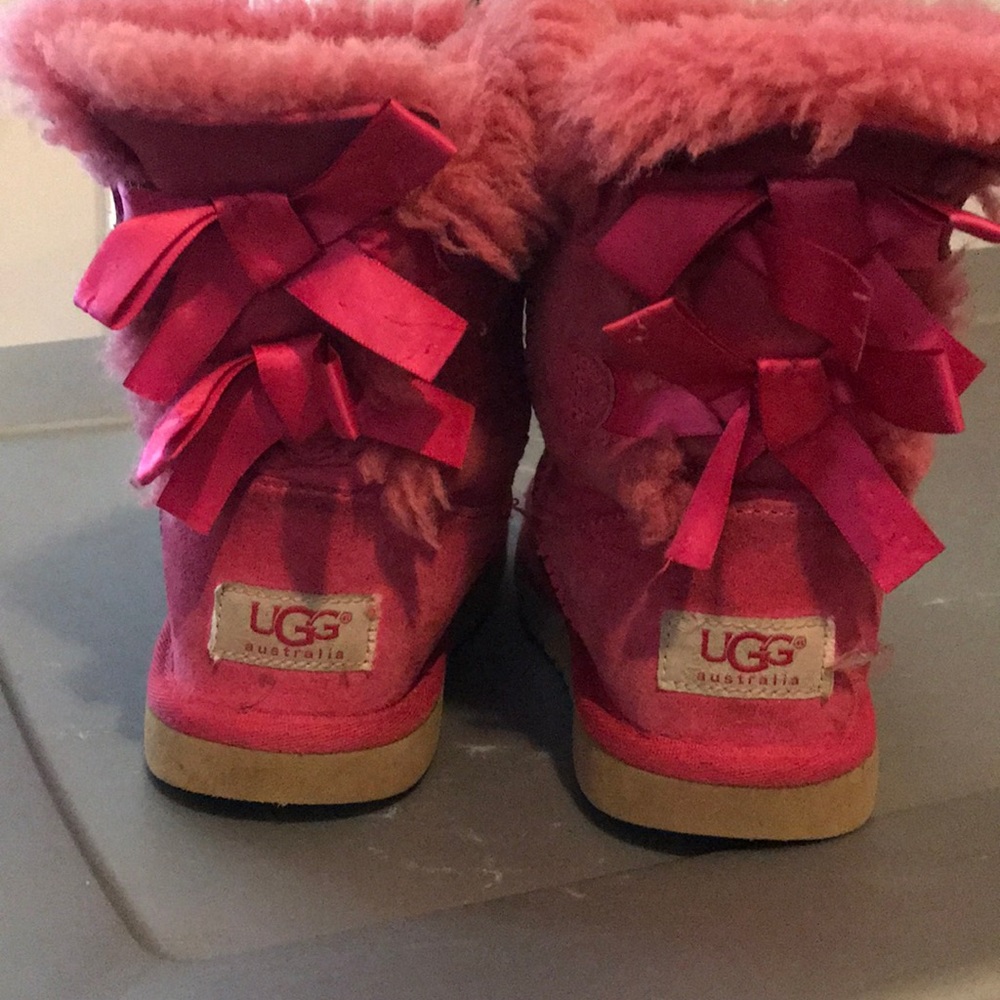 Girls bow Uggs